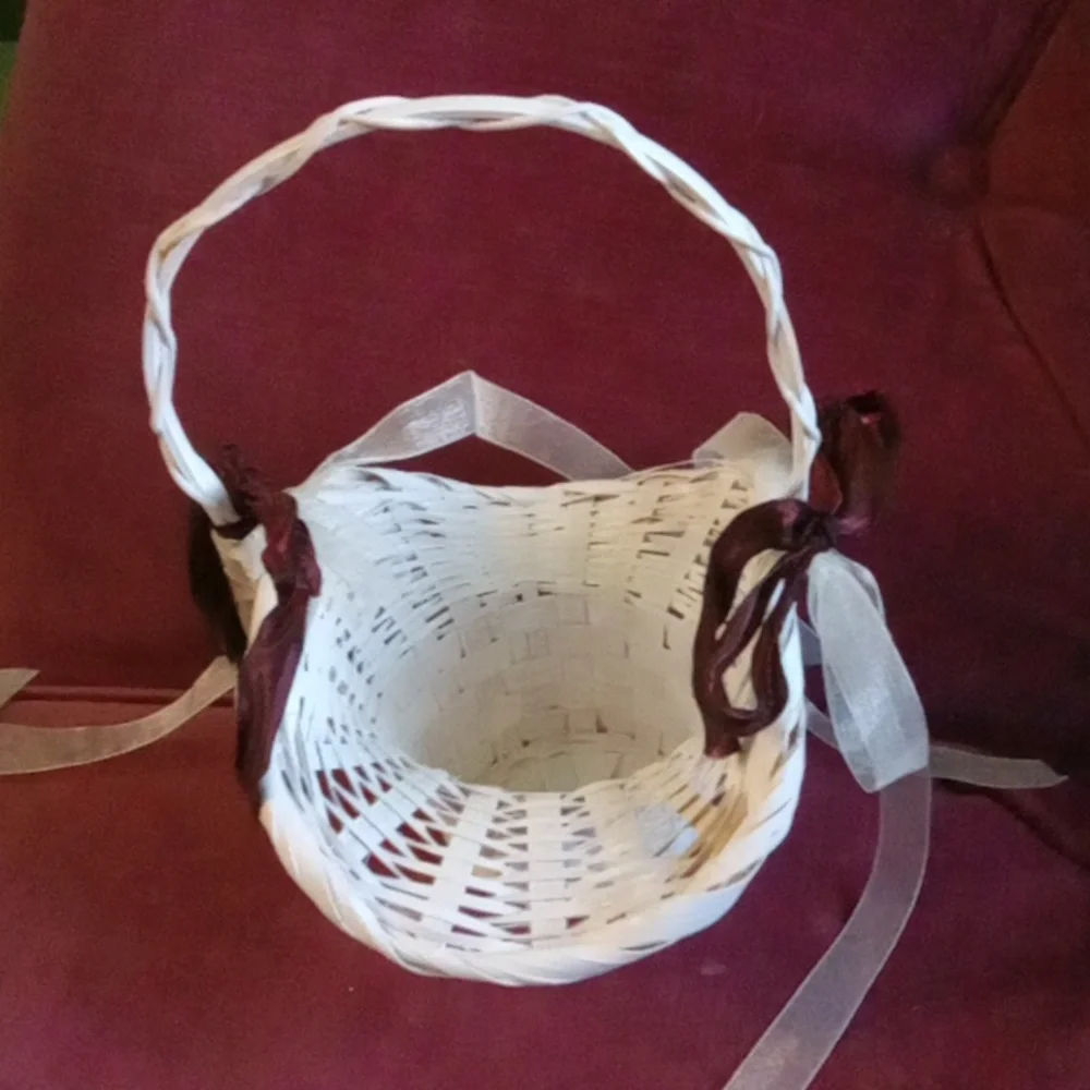 White basket - Picture 2 of 3